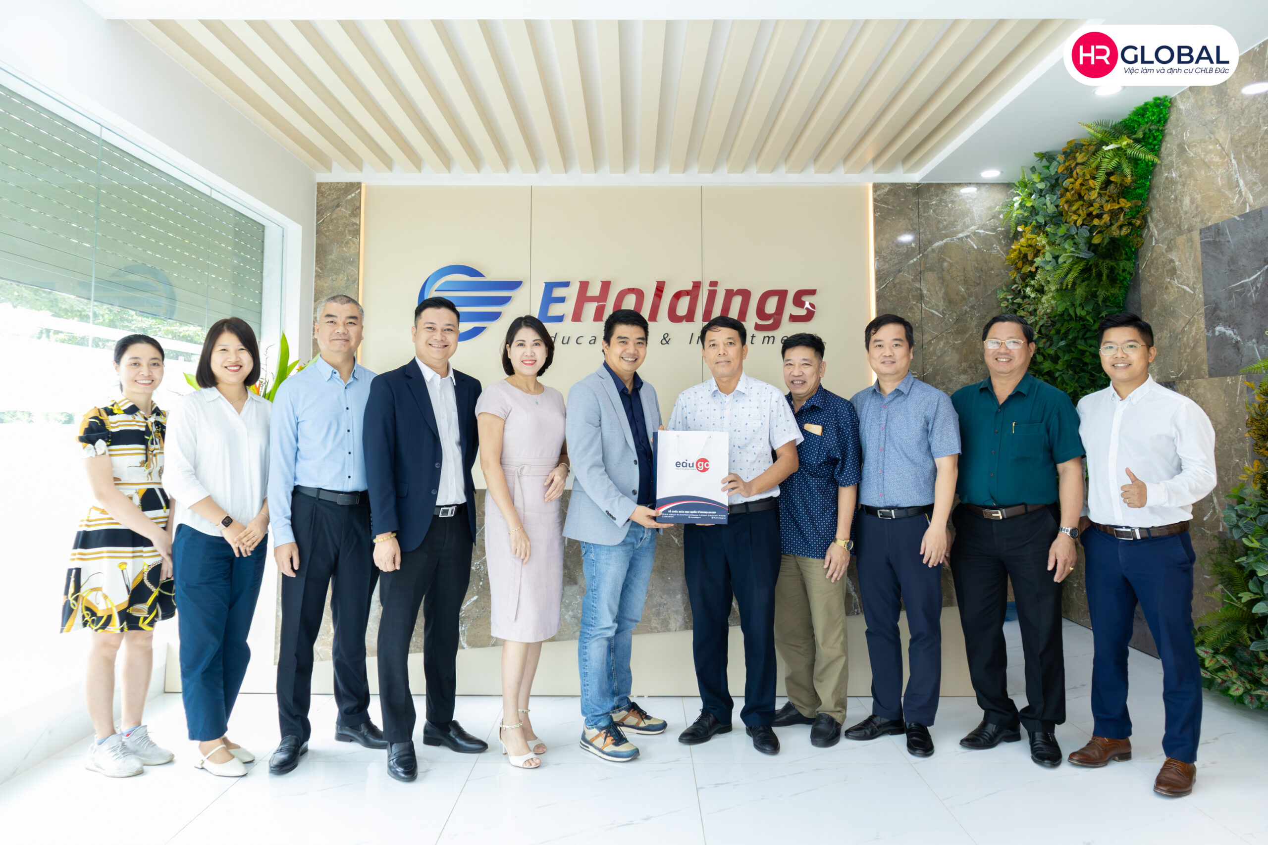 BĐH HR Global chụp hình lưu niệm cùng BLĐ nhà trường